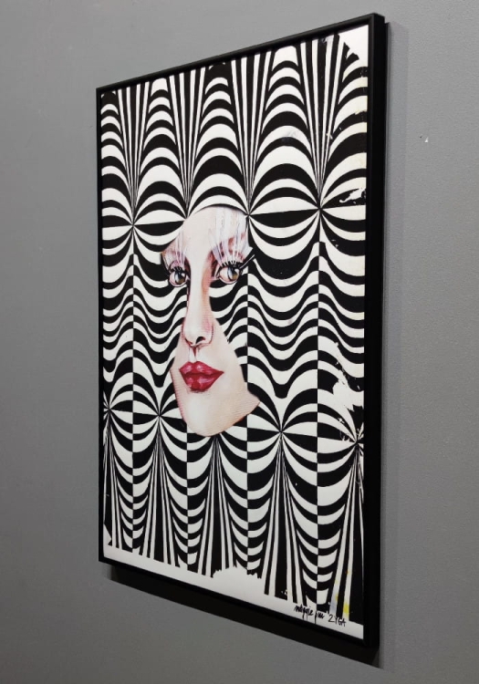 Zyga-3 70x100 cm, rama alu black, antyreflex, right side, grey wall.jpg
