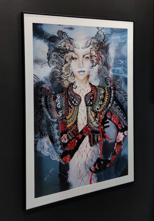 Carmen Popdiva, 70x100 cm, plakat zdobiony, białe p-p, rama black, połysk, left side.jpg