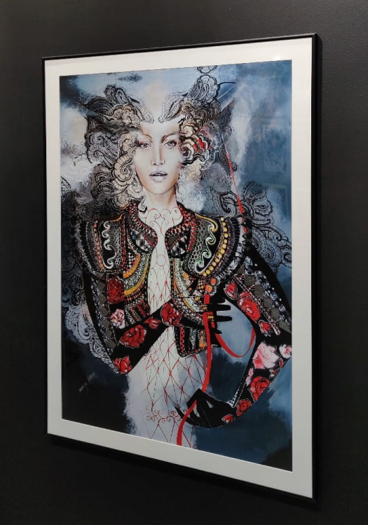 Carmen Popdiva, 70x100 cm, plakat zdobiony, białe p-p, rama black, połysk, right side.jpg