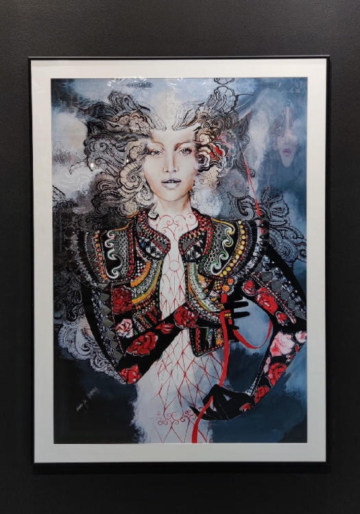 Carmen Popdiva, 70x100 cm, plakat zdobiony, białe p-p, rama black, połysk, black wall.jpg