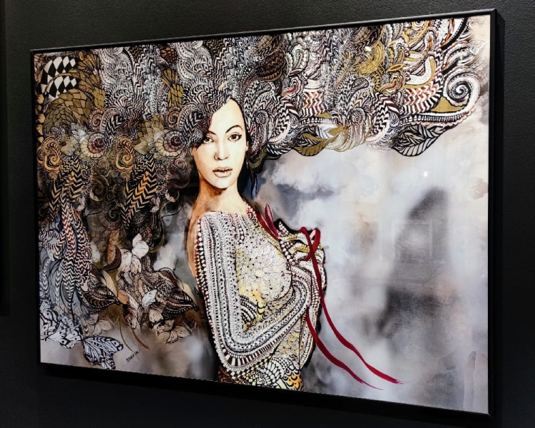 Madame Butterfly Grey ZDOBIONA 70x50 cm, rama alu black, połysk, right side.jpg