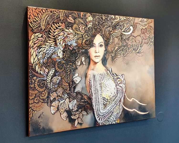 Madame Butterfly Sepia, 120x90 cm, bok lewy, black wall 3.jpg