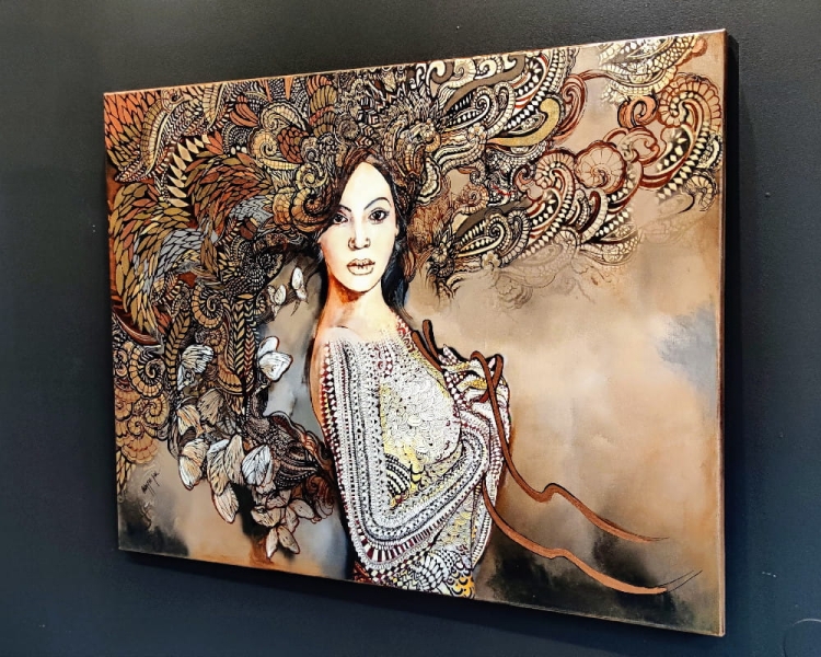 Madame Butterfly Sepia, 120x90 cm, bok prawy, black wall 4.jpg