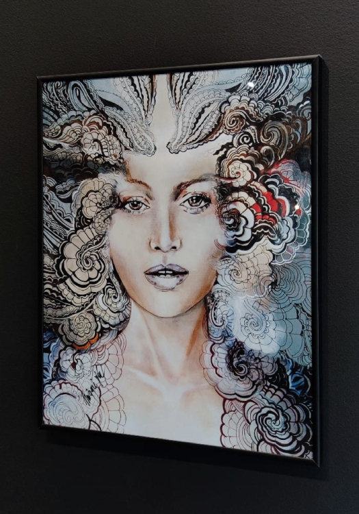 Carmen face-to-face 40x50 cm, rama alu black 40x50 cm.jpg, black wall right side.jpg