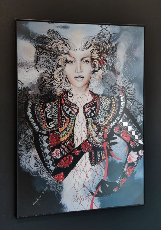 Carmen Popdiva, 70x100 cm, plakat zdobiony przez Maggie Piu, antyreflex, black wall, left side.jpg