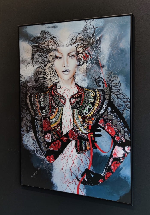 Carmen Popdiva, 70x100 cm, plakat zdobiony przez Maggie Piu, antyreflex, black wall, right side.jpg