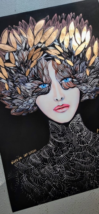 Lady Gorudo Copper ZDOBIONA, 50x70 cm, Maggie Piu, perspektywa 2.jpg