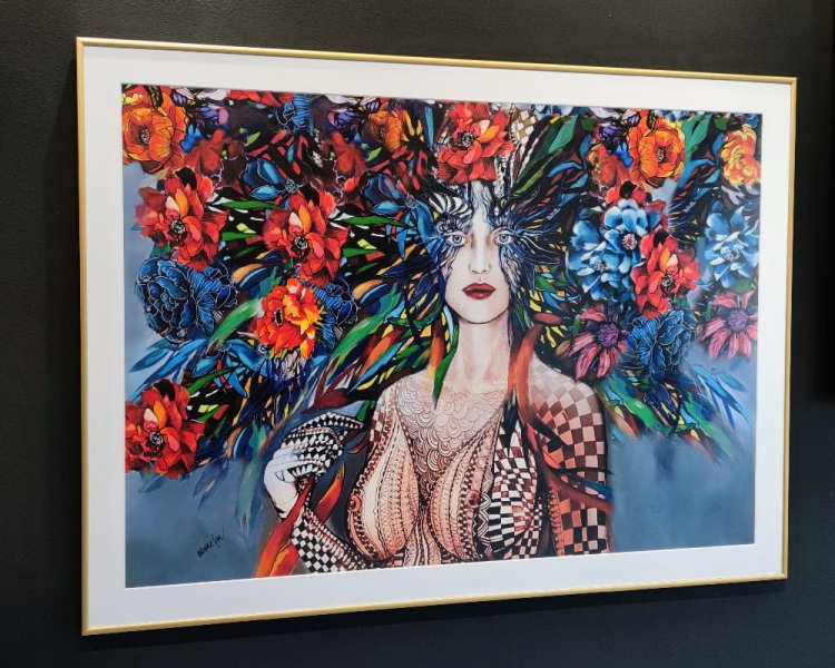 Freewolna Pastereczka 100x70 cm, rama alu gold 110x80, białe passe-partout, left side, black wall.jpg