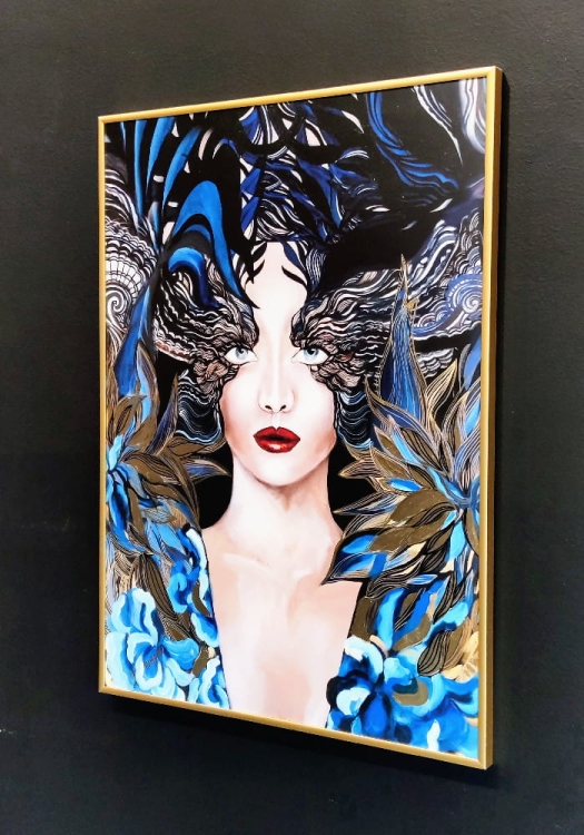 Goldiva Szafiro II, plakat zdobiony 70x100 cm, złota rama, right side, black wall.jpg