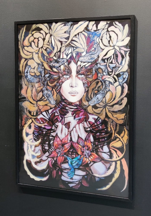 Lady Hebi 70x100 cm, rama basic 72x102, połysk, right side, black wall.jpg