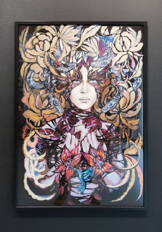 Lady Hebi 70x100 cm, rama basic 72x102, połysk, black wall.jpg