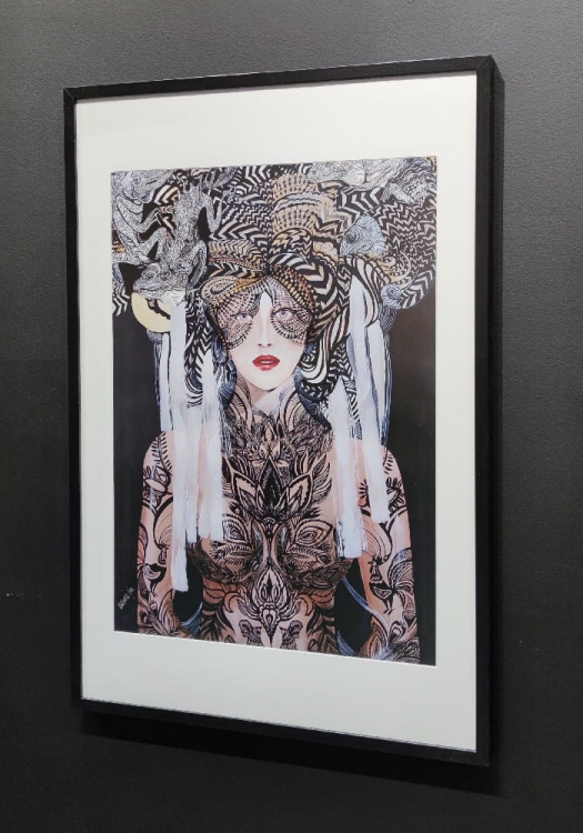 Lady Setsujo 50x70, rama basic 62x92 cm, right side, black wall.jpg