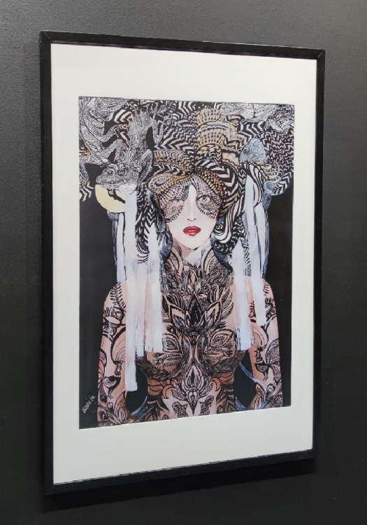 Lady Setsujo 50x70, rama basic 62x92 cm, left side, black wall.jpg