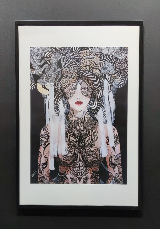 Lady Setsujo 50x70, rama basic 62x92 cm, black wall.jpg