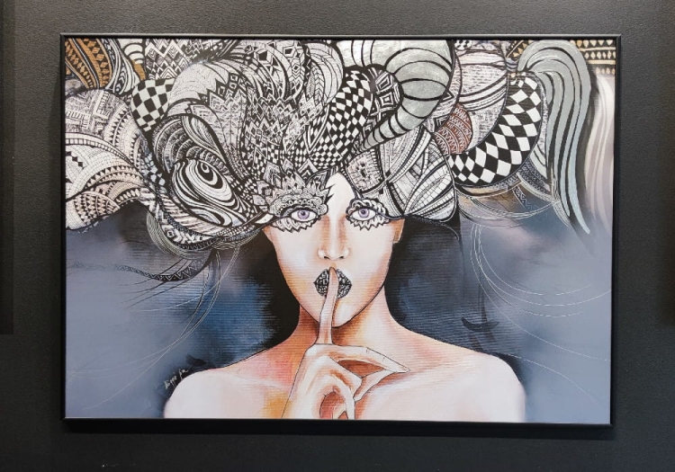 Pożegnanie Aleksandra, 100x70 cm, plakat zdobiony przez Maggie Piu, rama alu black, black wall, v2.jpg