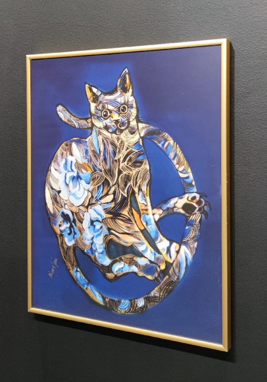 Szafiro Cat, 40x50 cm, rama alu gold 40x50 cm, antyreflex, black wall, right side.jpg