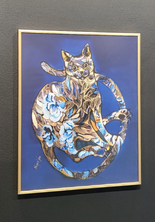 Szafiro Cat, 40x50 cm, rama alu gold 40x50 cm, antyreflex, black wall, left side.jpg