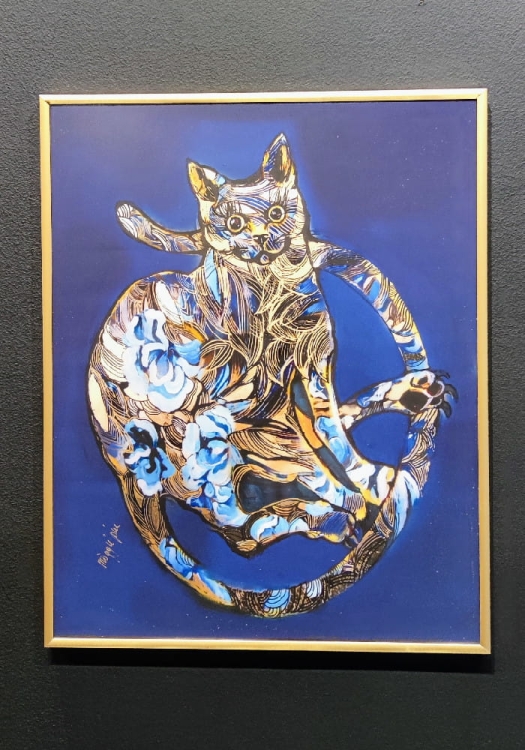Szafiro Cat, 40x50 cm, rama alu gold 40x50 cm, antyreflex, black wall, v2.jpg