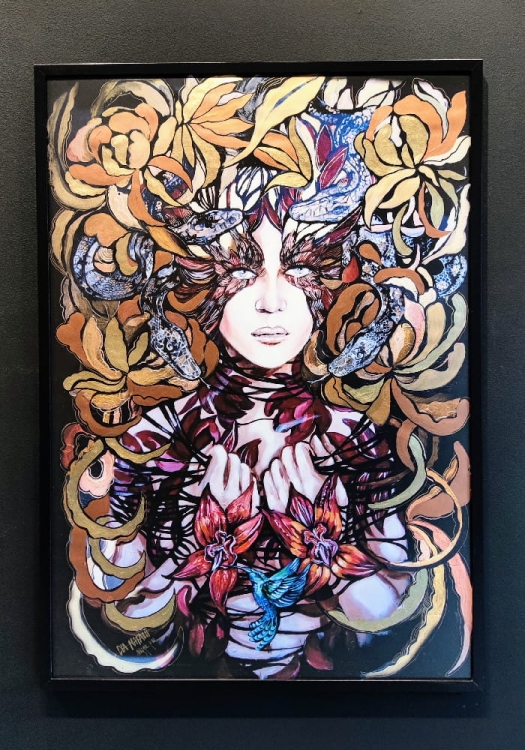 Lady Hebi zdobiona 70x100 cm, rama basic 72x102, antyreflex, black wall.jpg