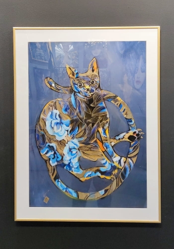 Blue Cat Pro, plakat zdobiony 50x70 cm, rama alu gold 60x80 cm, białe p-p, połysk, black wall.jpg