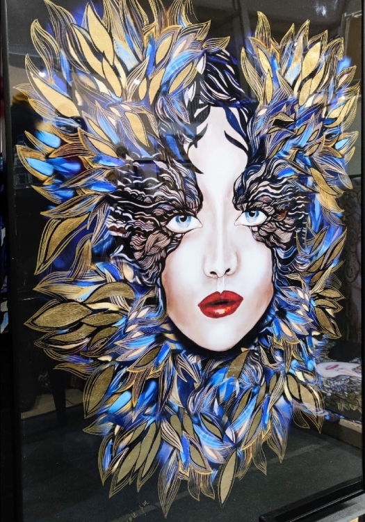 Medusa Szafiro ZDOBIONA 70x100, black alu frame, połysk, perspektywa 1.jpg