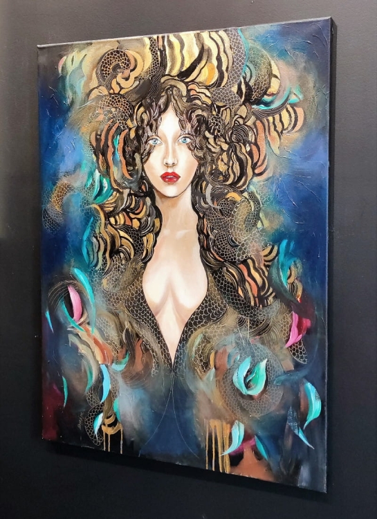 Goldiva Tokage, 80x110 cm, akryl na płótnie, 2022, oryginał 2022, black wall, right side lighted.jpg