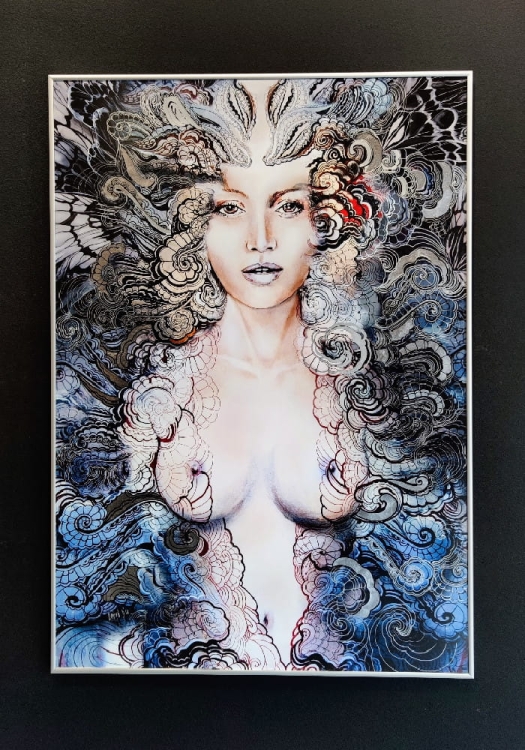 Carmen Freewolna Silver, plakat zdobiony 70x100 cm, Maggie Piu, rama srebrna, antyrefleks, black wall.jpg
