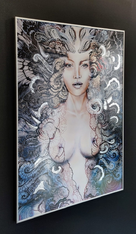 Carmen Freewolna Silver, plakat zdobiony 70x100 cm, Maggie Piu, rama srebrna, antyrefleks, left side.jpg