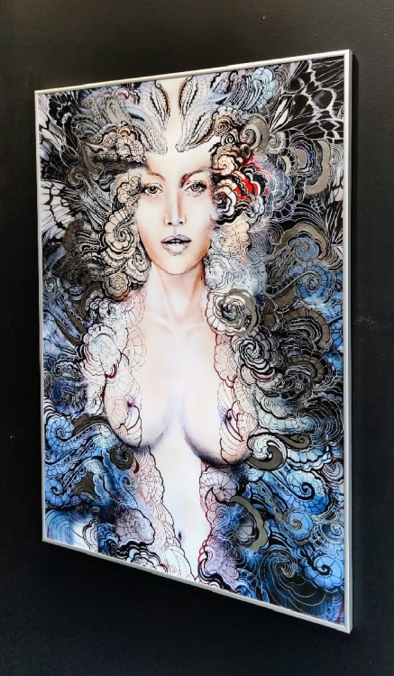 Carmen Freewolna Silver, plakat zdobiony 70x100 cm, Maggie Piu, rama srebrna, antyrefleks, right side 3.jpg