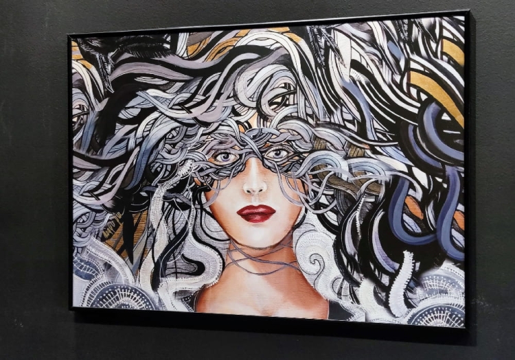 Kruki Balmaina, 70x50 cm, rama alu black, black wall, right side.jpg