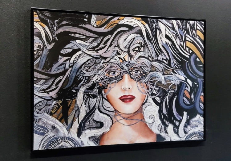 Kruki Balmaina, 70x50 cm, rama alu black, black wall, left side.jpg