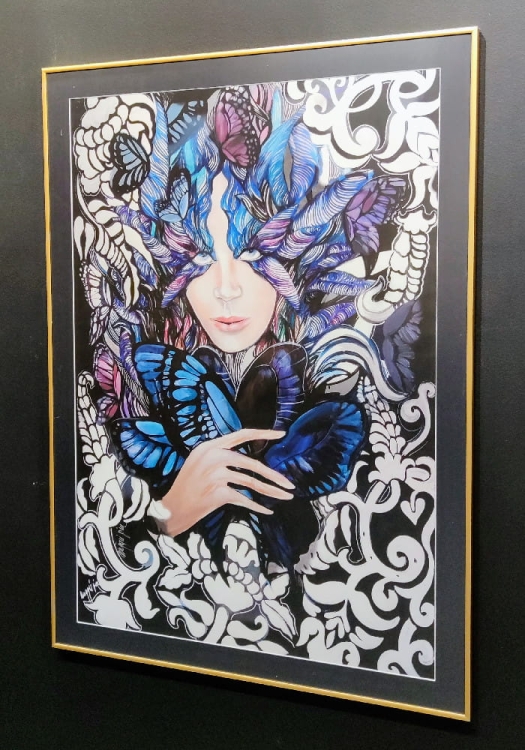 Lady Cho 70x100, rama alu gold 80x110 cm, czarne passe-partout, antyreflex, right side.jpg