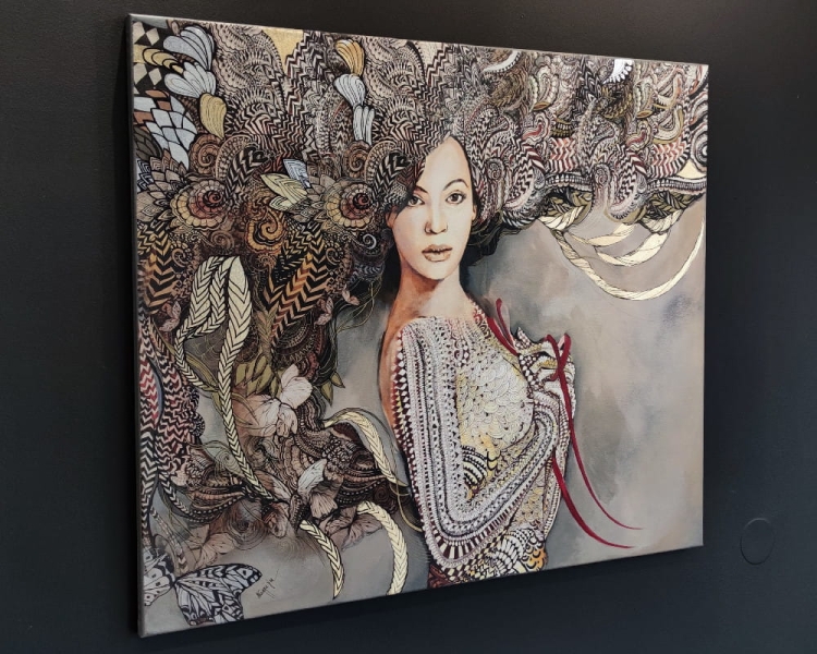 Madame Buttterfly Grey, 110x90 cm, technika mieszana, Maggie Piu, black wall, left side.jpg