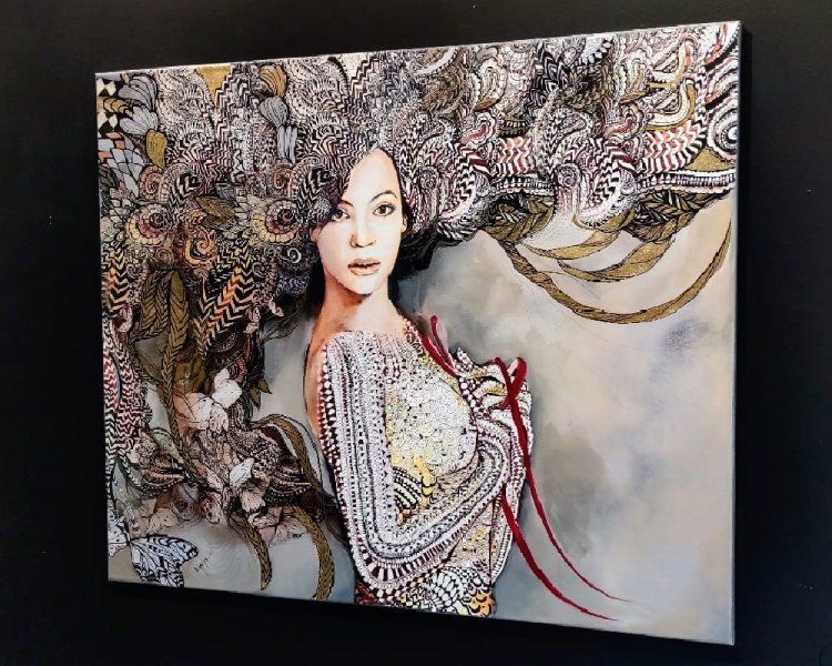 Madame Buttterfly Grey, 110x90 cm, technika mieszana, Maggie Piu, black wall, right side.jpg