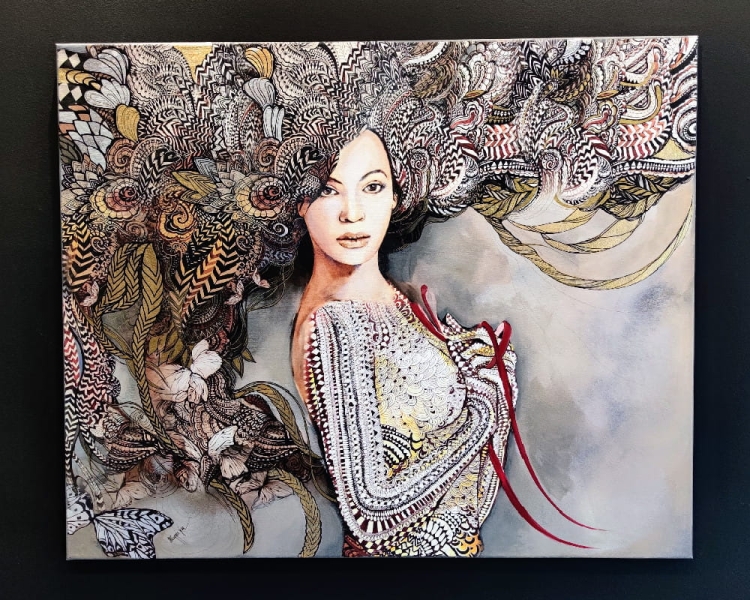 Madame Buttterfly Grey, 110x90 cm, technika mieszana, Maggie Piu, black wall.jpg