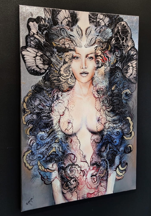 Freewolna Carmen, 80x120 cm, giclee, Maggie Piu, black wall, left side.jpg