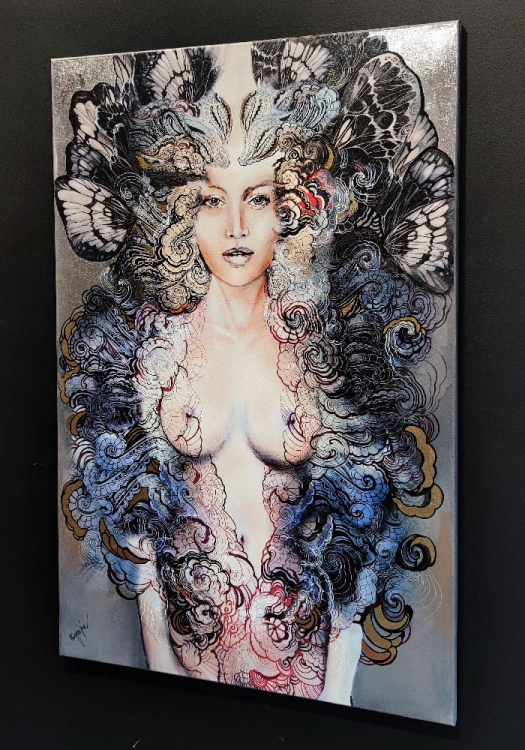 Freewolna Carmen, 80x120 cm, giclee, Maggie Piu, black wall, right side.jpg