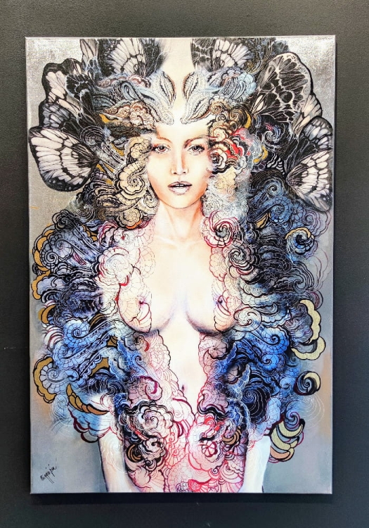 Freewolna Carmen, 80x120 cm, giclee, Maggie Piu, black wall.jpg