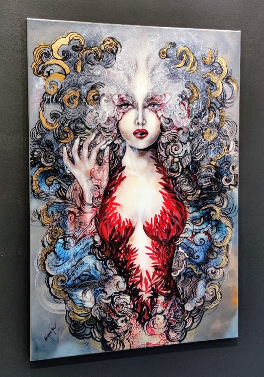 Pet-Carmen Gold, 80x110 cm, giclee technika mieszana, Maggie Piu, black wall, left side.jpg