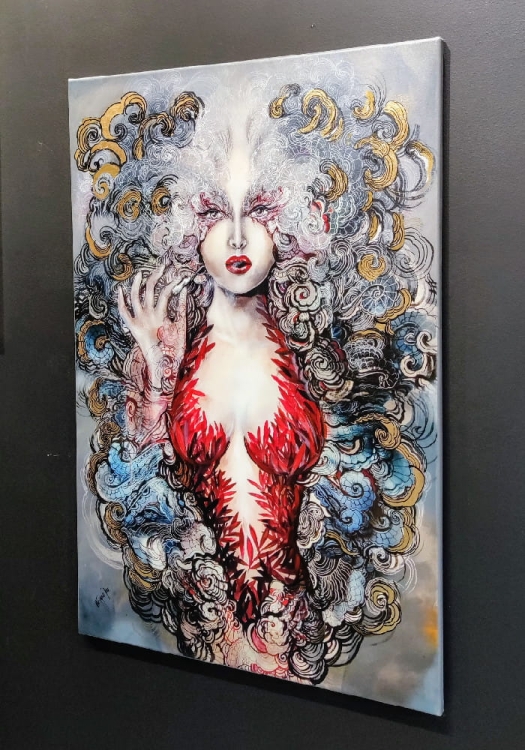 Pet-Carmen Gold, 80x110 cm, giclee technika mieszana, Maggie Piu, black wall, right side.jpg