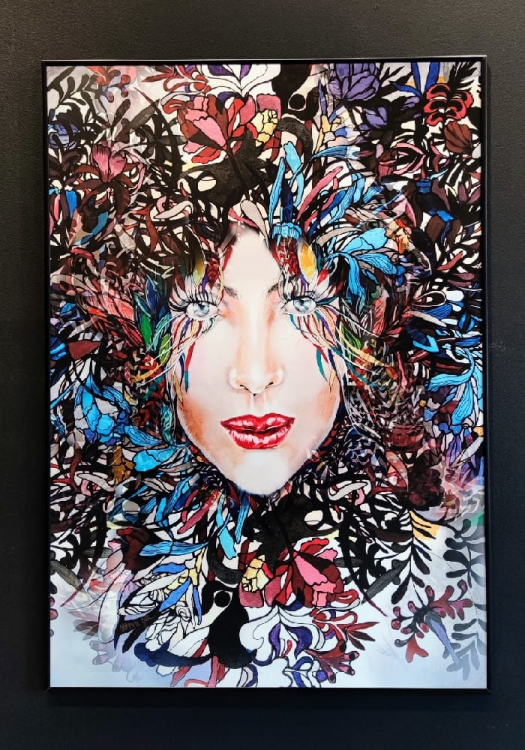Kolor 3 Medusa 70x100 cm, black frame 70x100 cm, antyrefeks, black wall.jpg