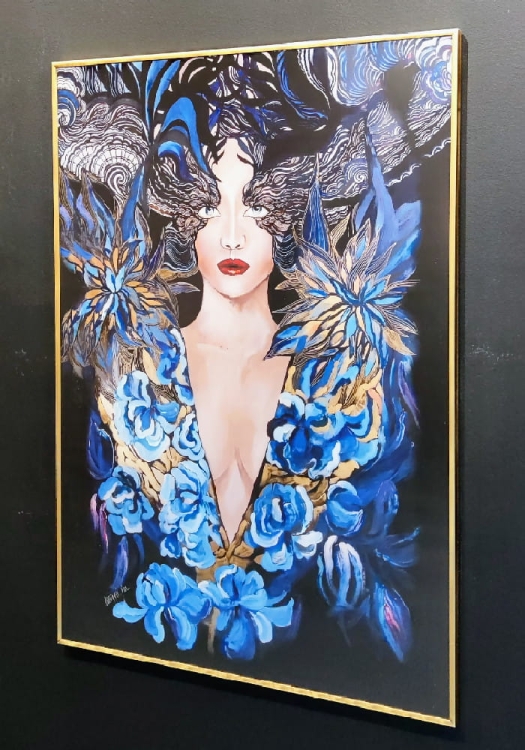 Goldiva Szafiro 70x100, rama alu gold 70x100 cm, antyreflex, black wall, right side.jpg