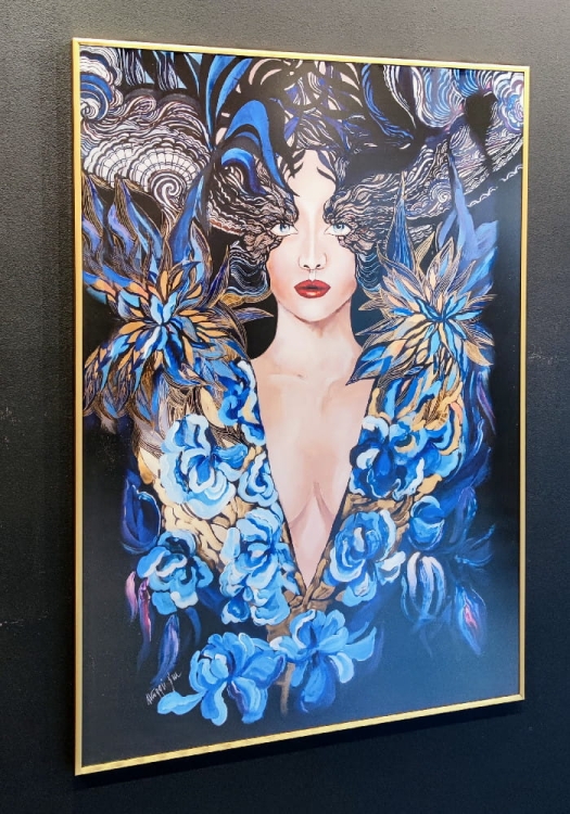 Goldiva Szafiro 70x100, rama alu gold 70x100 cm, antyreflex, black wall, left side.jpg