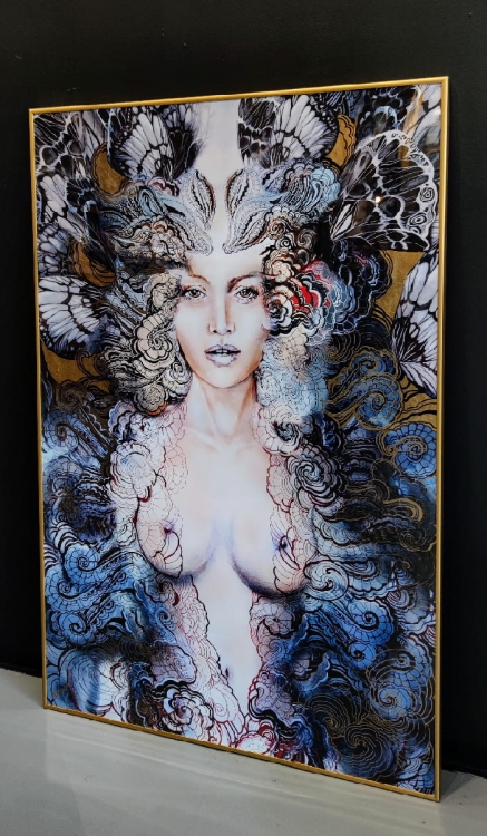 Carmen Freewolna, plakat zdobiony 80x120, rama alu gold 80x120 cm, black wall, right side, gallery.jpg