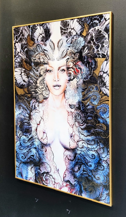 Carmen Freewolna, plakat zdobiony 80x120, rama alu gold 80x120 cm, black wall, right side.jpg