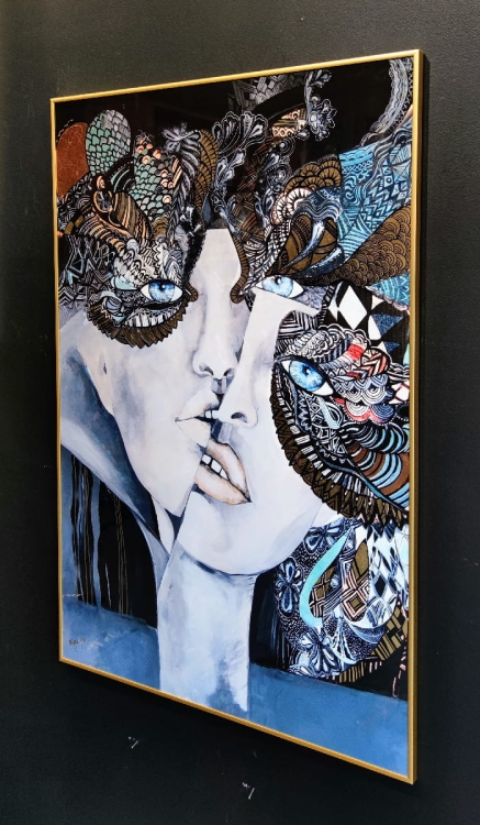 Mistrz i Małgorzata plakat zdobiony 80x120, rama alu gold 80x120 cm, black wall, right side.jpg