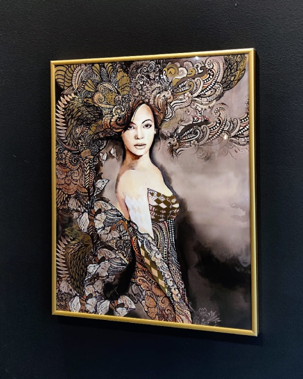 Madame Butterfly Sepia ZDOBIONA 40x50, gold frame, right side, black wall.jpg