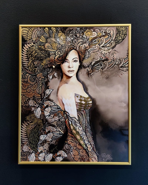 Madame Butterfly Sepia ZDOBIONA 40x50, gold frame, black wall.jpg