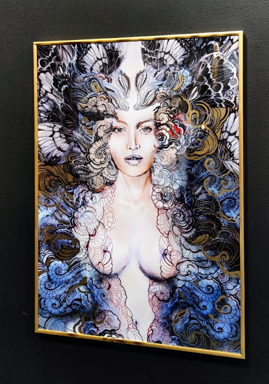 Carmen Freewolna Gold ZDOBIONA 70x100, rama złota 70x100 cm, połysk, right side, black wall.jpg