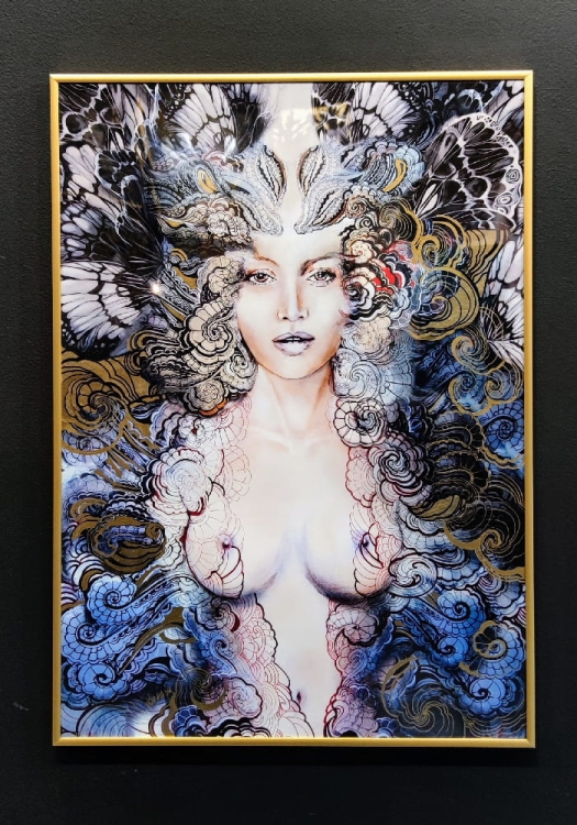 Carmen Freewolna Gold ZDOBIONA 70x100, rama złota 70x100 cm, połysk, black wall.jpg